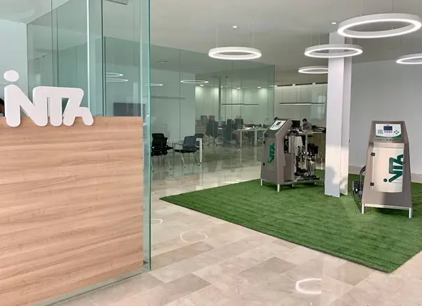 Banner con diseño gráfico y llamada a la acción para formulario de contacto